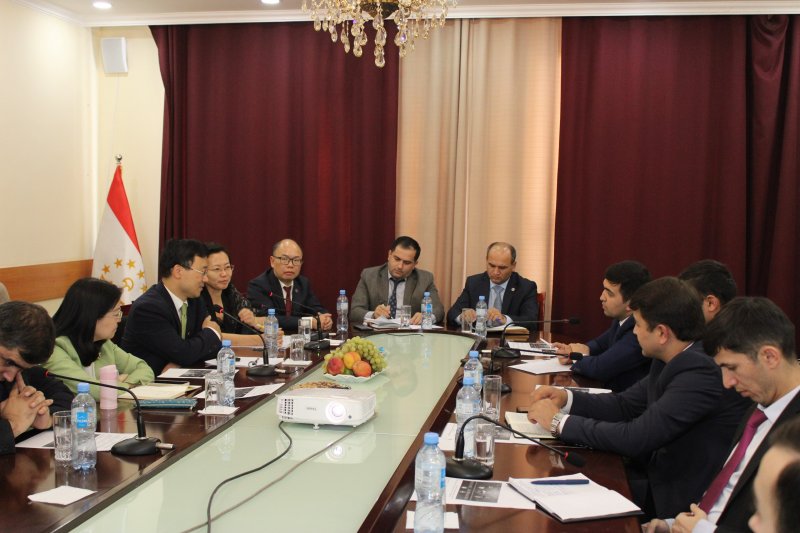 在杜尚别，与会者讨论了中国建设法治国家的经验。