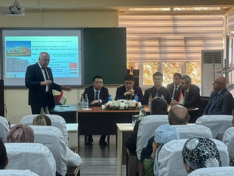 在杜尚别，双方讨论了塔吉克斯坦和中国在可再生能源领域的科学合作。