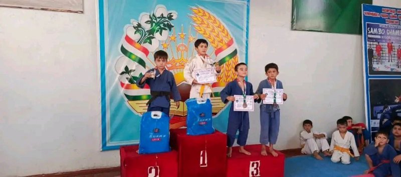 在莱瓦坎特举行了青少年和青年全国摔跤小型比赛