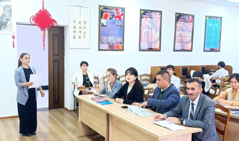 在塔吉克斯坦国际旅游创业大学举办了一场关于汉语的公开讲座。