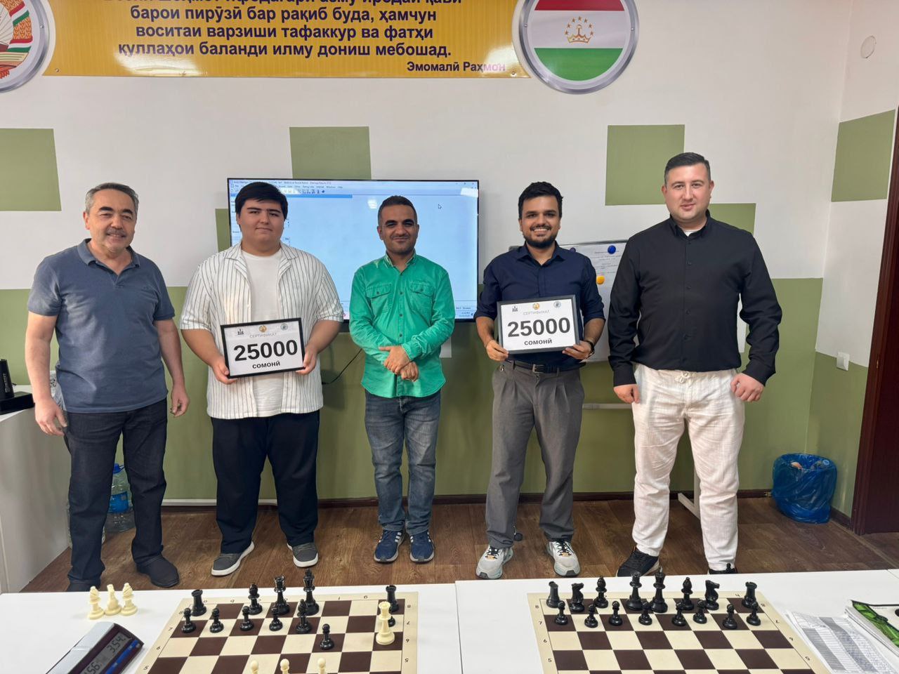 塔吉克斯坦国际象棋联合会向伊尔霍姆·贾洛利丁及其教练颁发了奖项。