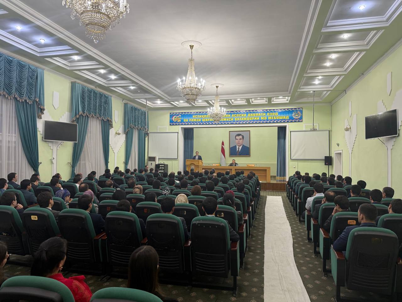 在杜尚别,与会者讨论了税务领域的反腐败措施。