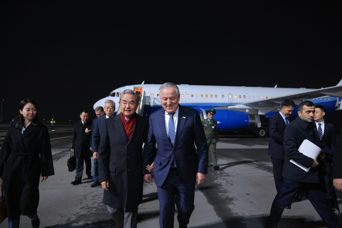 中国外交部长抵达杜尚别。