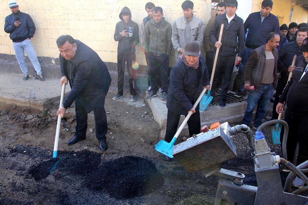在吉萨尔，市长参与了加恰克村的道路铺设工作。