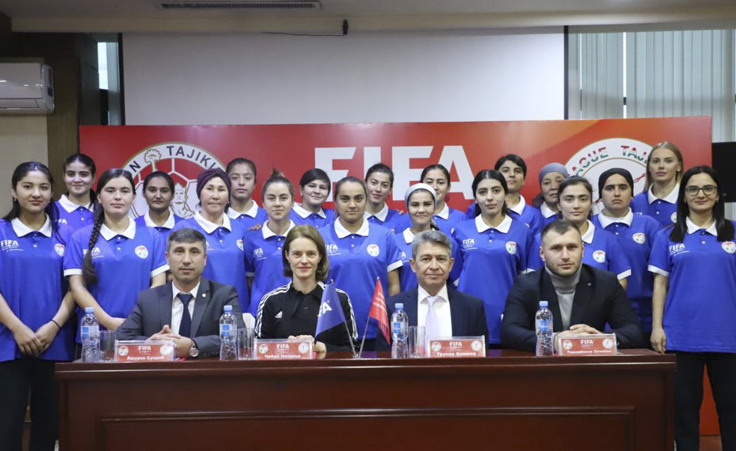 国际足联正在杜尚别举办研讨会，旨在提高女子足球管理人员的素质。