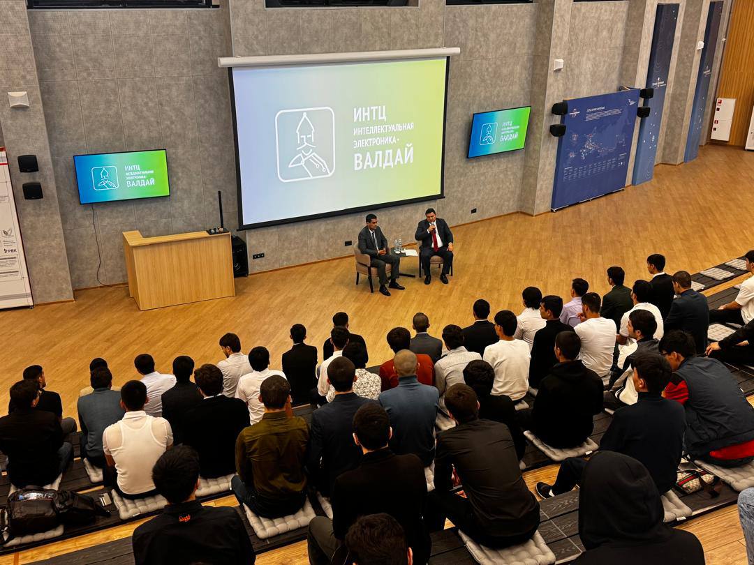在诺夫哥罗德，塔吉克斯坦领事馆工作人员会见了塔吉克斯坦学生。
