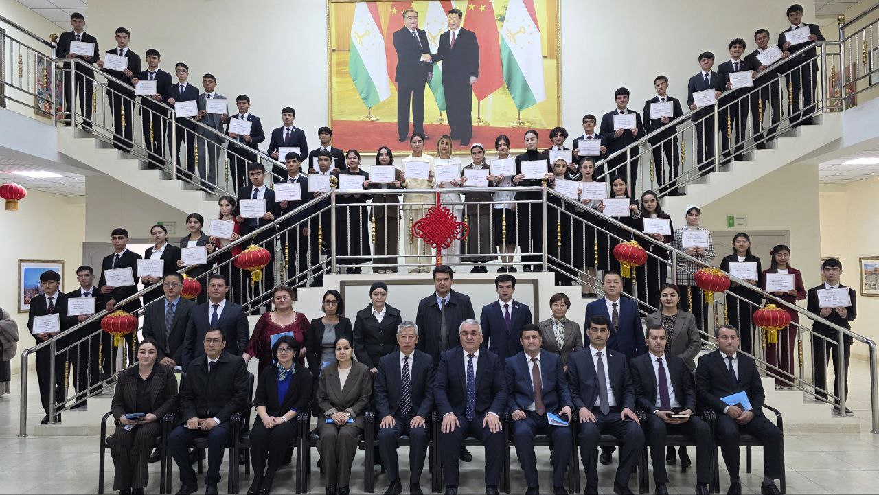约有40名塔吉克斯坦学生获得了中国大使奖学金。
