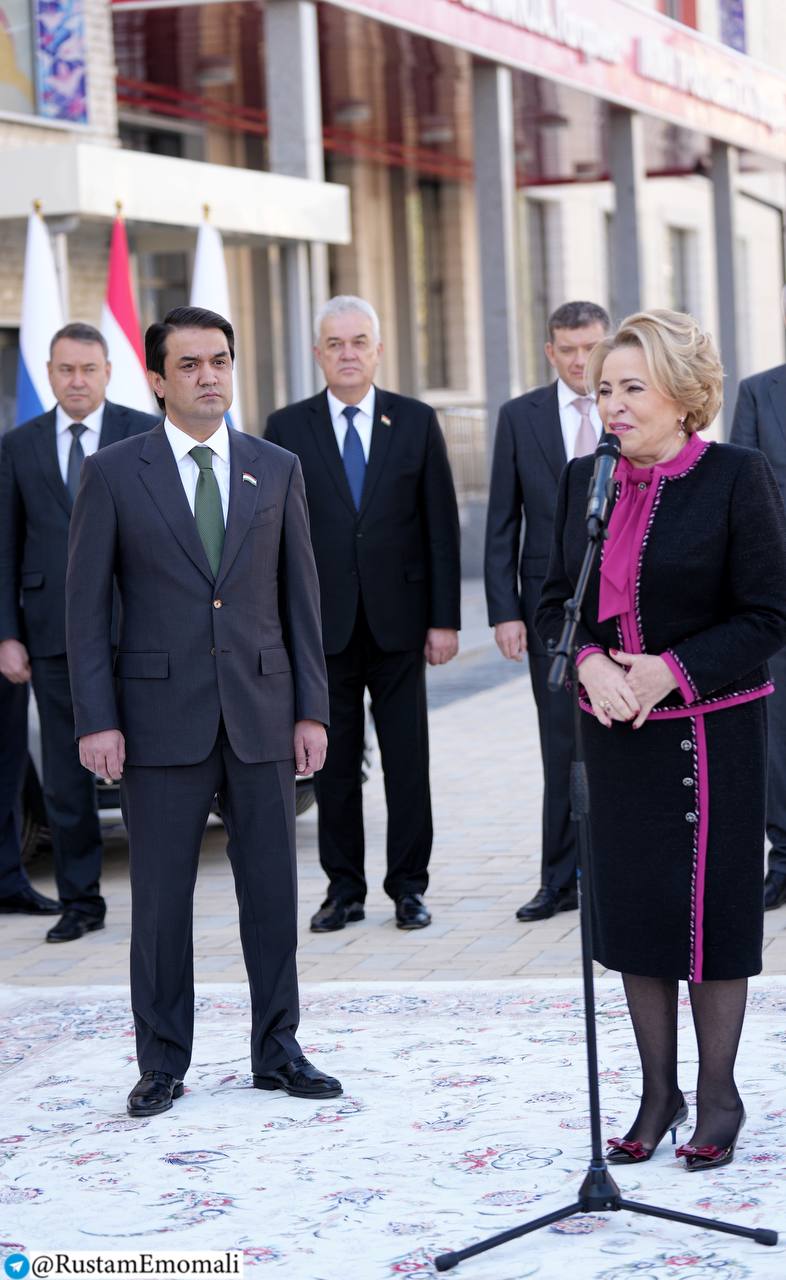 Rustam Emomali 和 Valentina Matviyenko 参观了杜尚别尤里加加林学校。