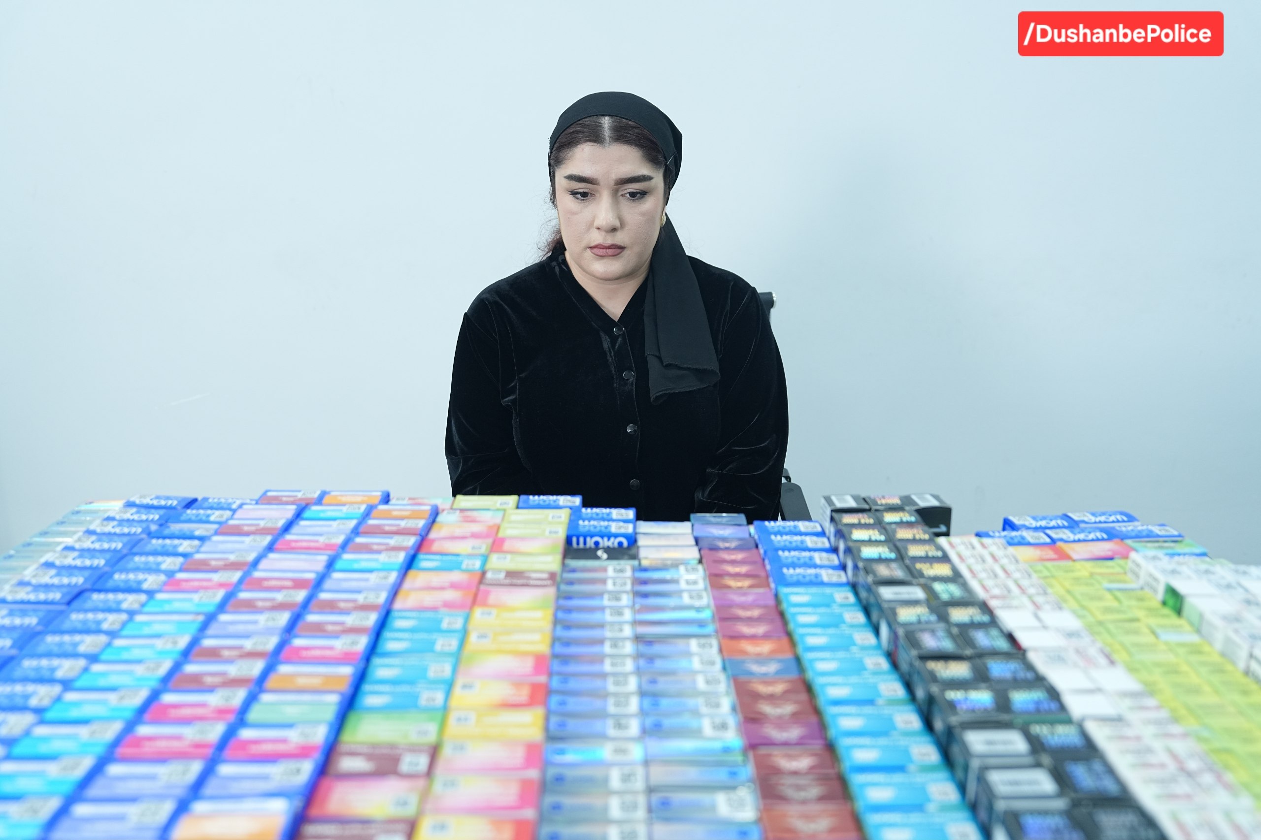 在杜尚别，三人因向未成年人出售水烟和电子烟而被捕。