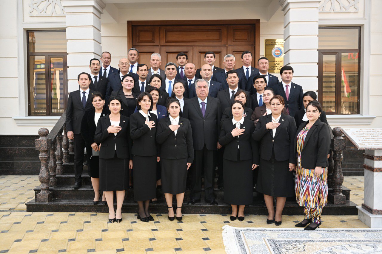 Emomali Rahmon 在 Jabbor Rasulov 区开设了新的设施。