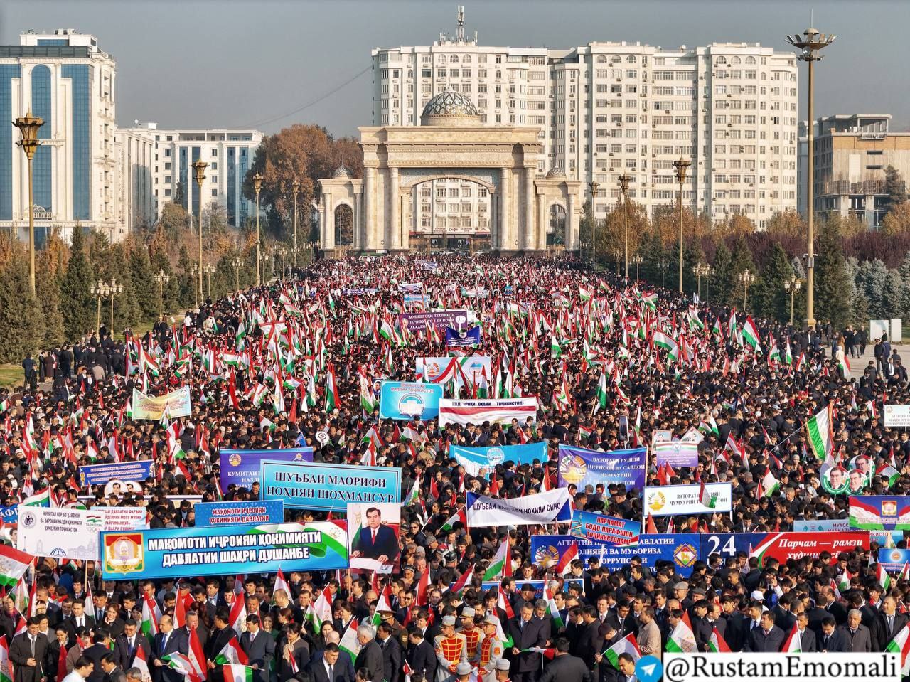超过2万人在杜尚别游行庆祝国旗日。