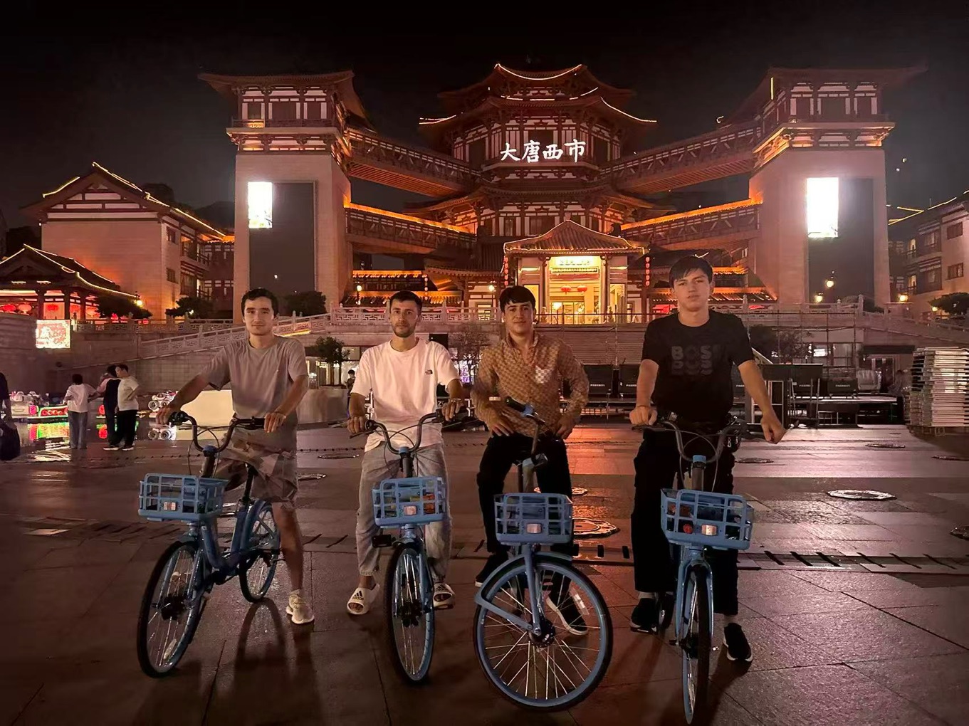 来自塔吉克斯坦的学生分享了他们在汉语学习班的第一印象和学习成果。