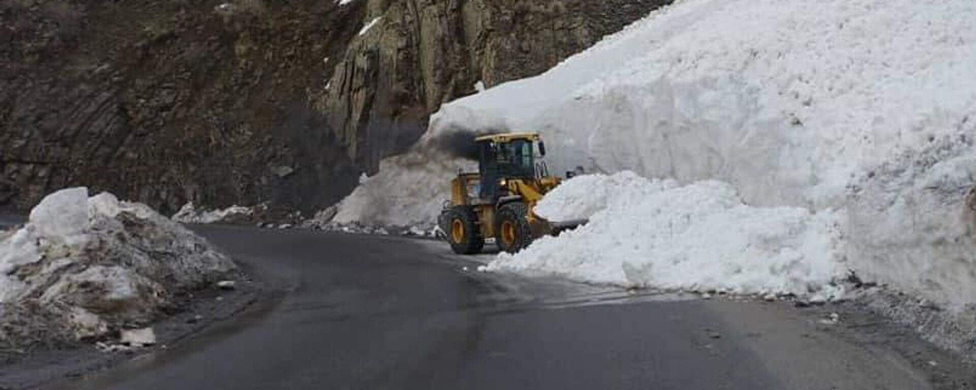 水文气象局警告称，杜尚别-恰纳克公路存在雪崩危险。