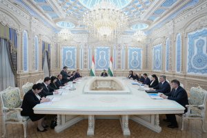 第七届国民议会在杜尚别举行会议。