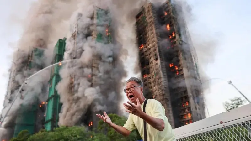在高层建筑火灾中，避免丧生的正确做法是什么？