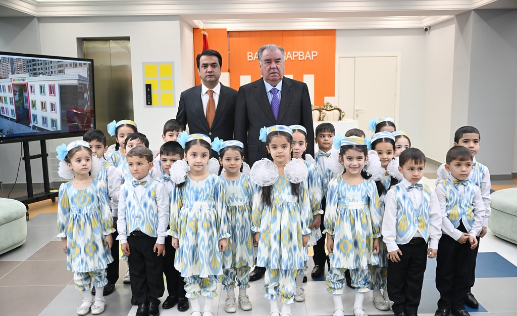 Emomali Rahmon 在 Shokhmansur 区开设了 Vatanparvar 幼儿园。