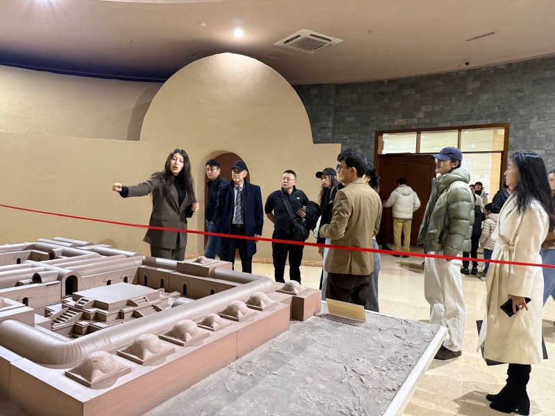 中国代表团参观了塔吉克斯坦国家博物馆
