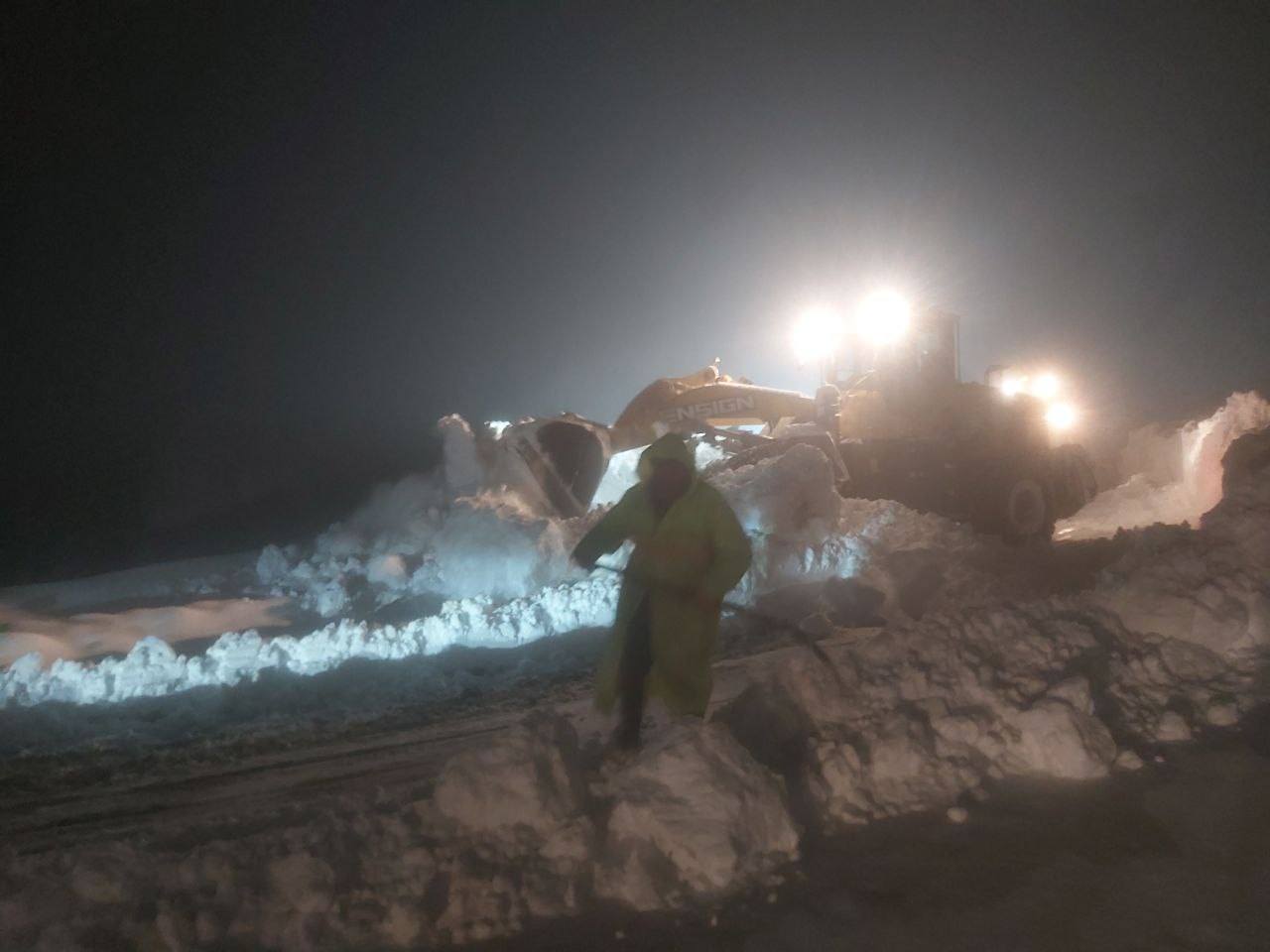 杜尚别至恰诺克公路降雪：货车通行暂时受限。