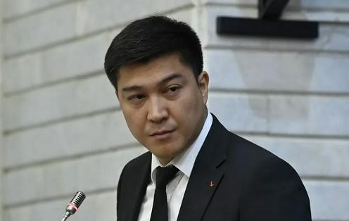 吉尔吉斯斯坦总统以违反公务员道德为由解雇了科学与教育部长。