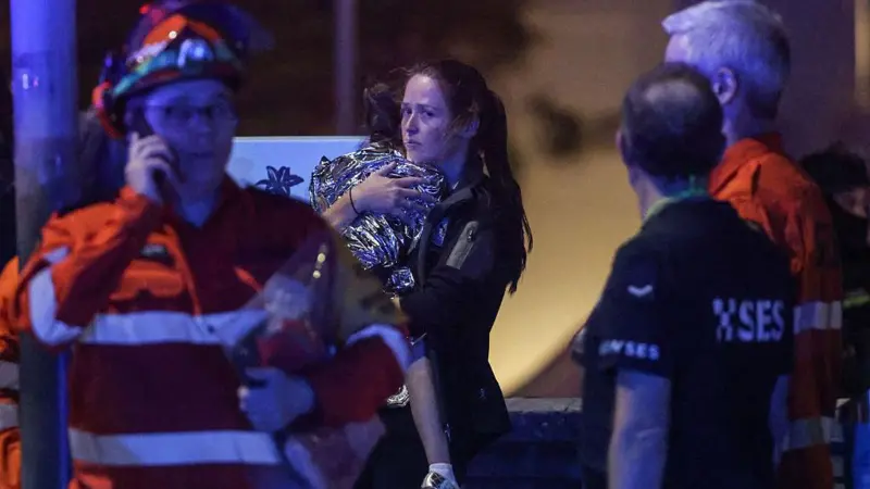 光明节期间，悉尼海滩发生枪击事件，造成15人死亡。