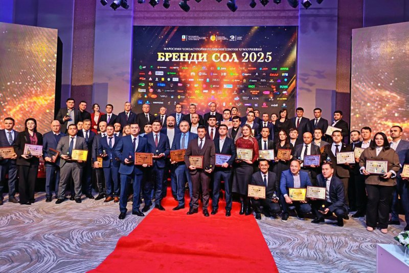 2025年度全国品牌大赛的获奖者在杜尚别接受表彰。