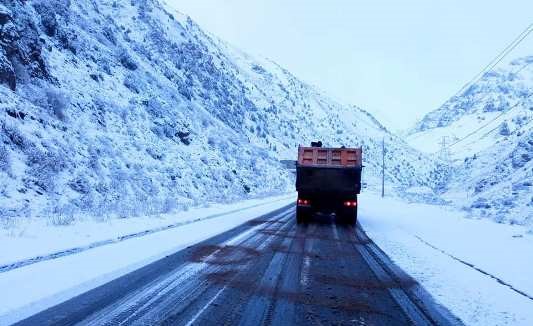 随着降雪加剧,IRS确保杜尚别-恰纳克公路的交通畅通。