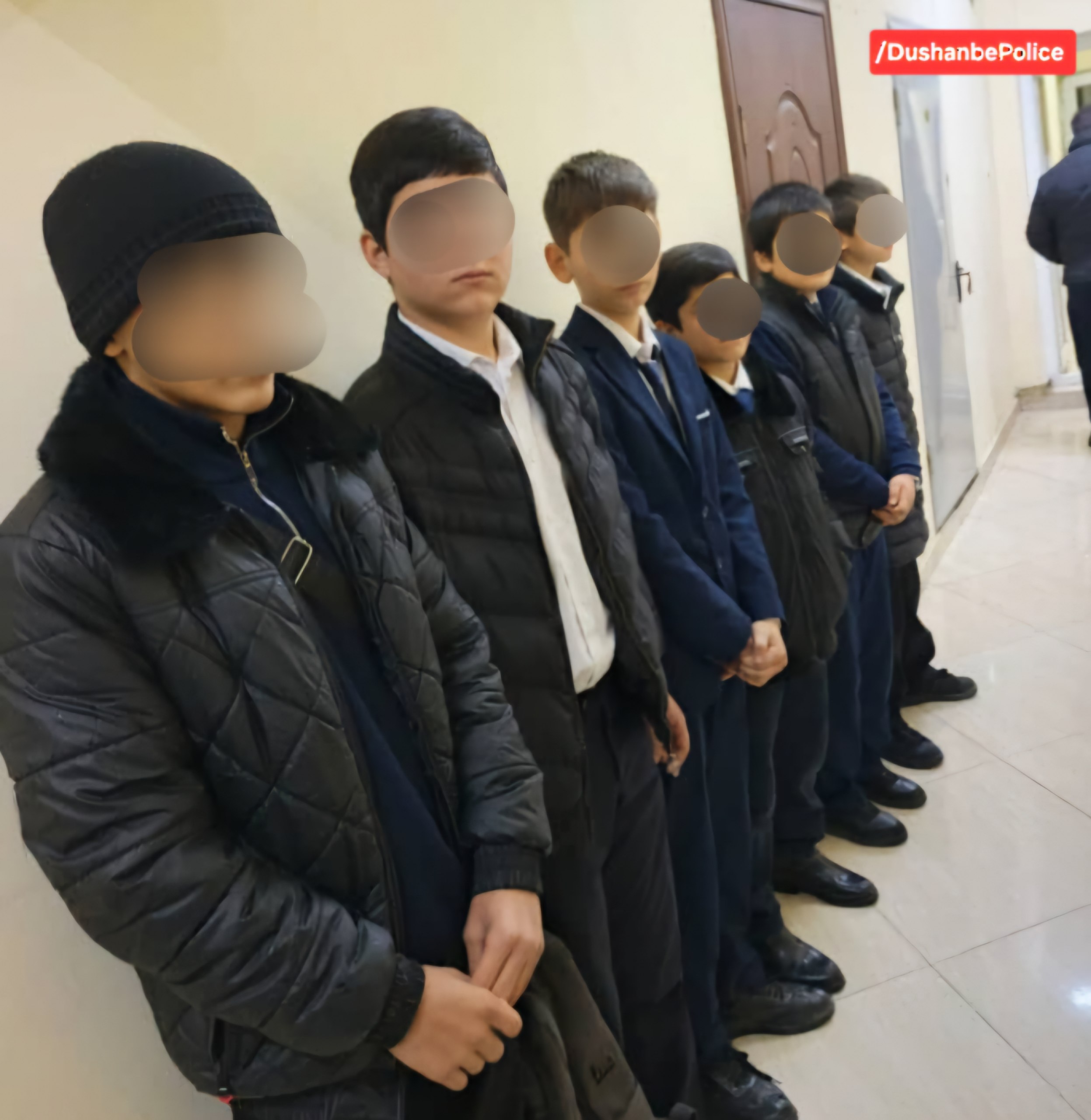 杜尚别警方拘留了因燃放烟花和扰乱公共秩序而被捕的青少年。