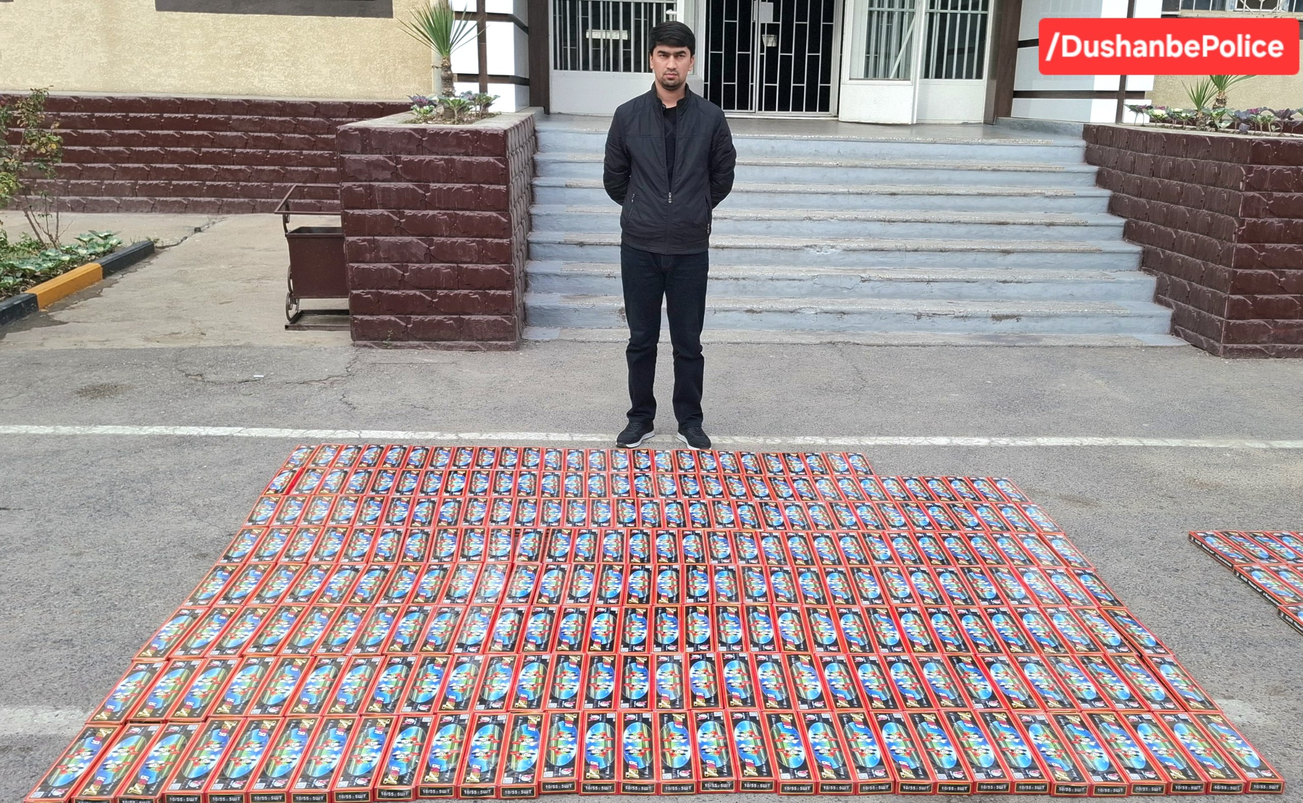 在杜尚别缴获了超过17.4万件烟火装置。