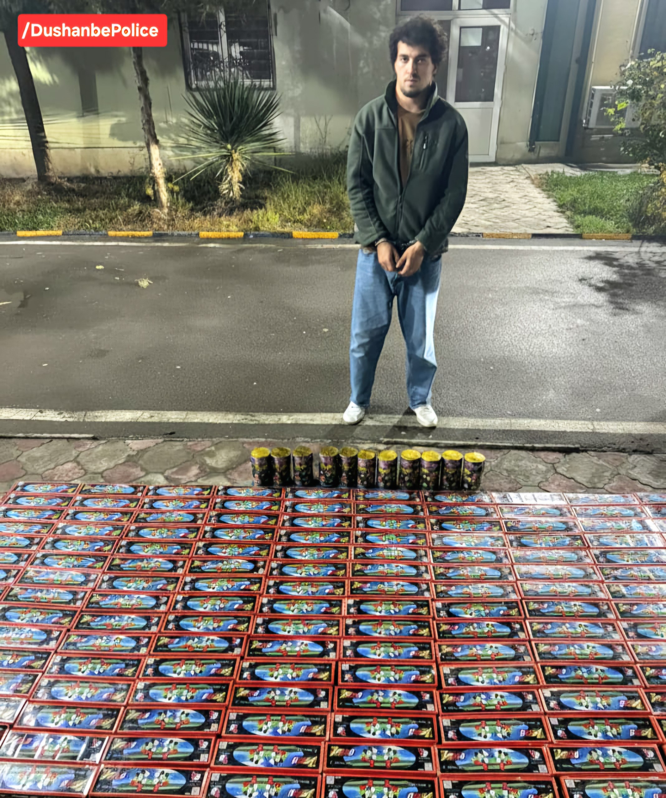 一名男子在杜尚别贩卖大量烟火制品时被拘留。