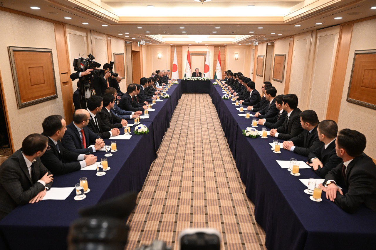 埃莫马利·拉赫蒙在东京会见了塔吉克斯坦学生，并鼓励他们运用所学知识为国家发展做出贡献。