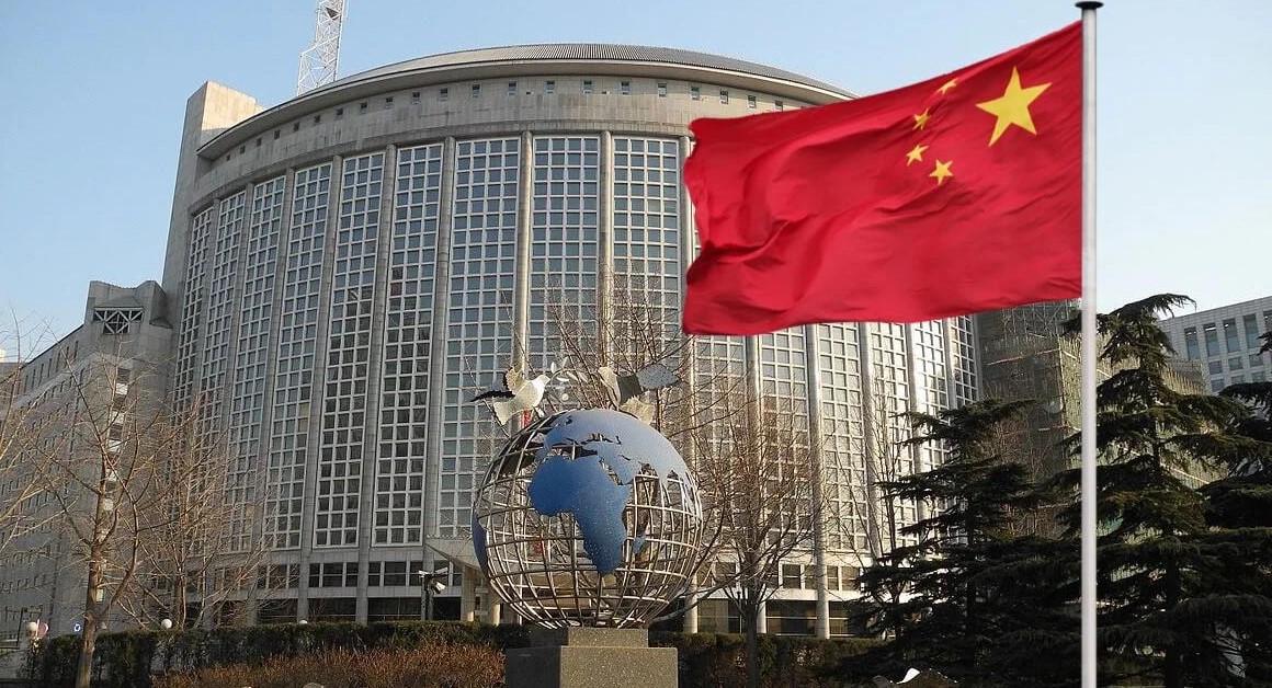 中国外交部就美国对台售军采取的反制措施发表了评论。