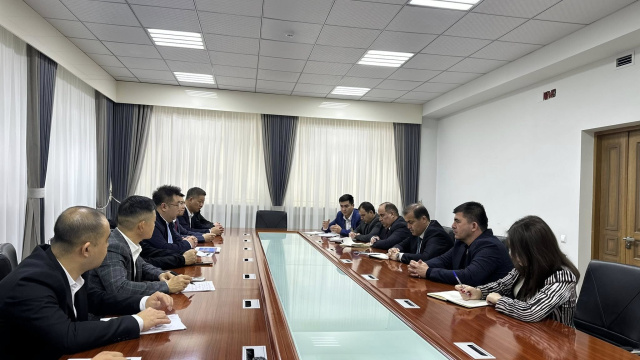 塔吉克斯坦与机器人摩托车电动汽车公司探讨了电动交通项目。