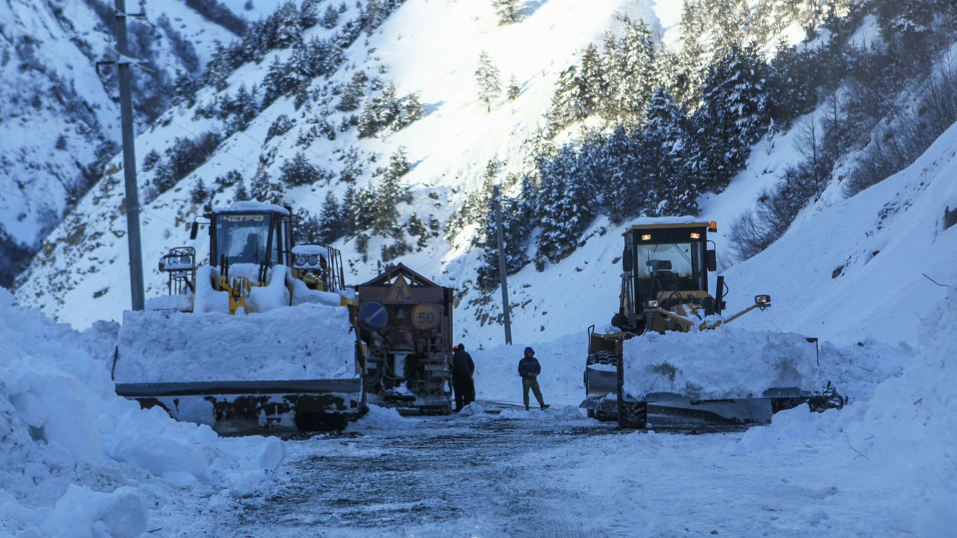 杜尚别-查纳克高速公路预计会发生雪崩。
