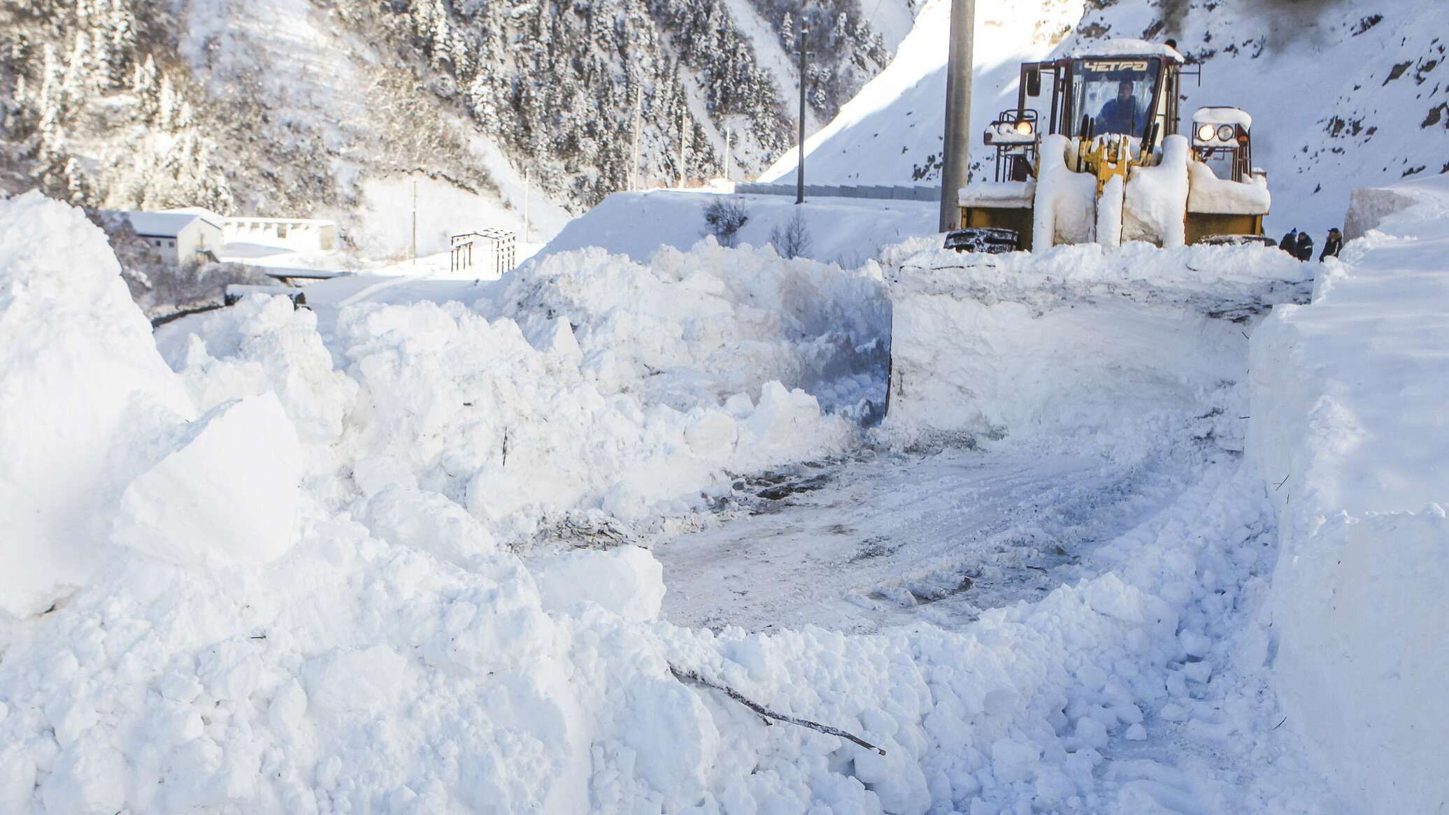 预计杜尚别-恰纳克公路和瓦尔佐布区雪崩易发地区将发生雪崩。