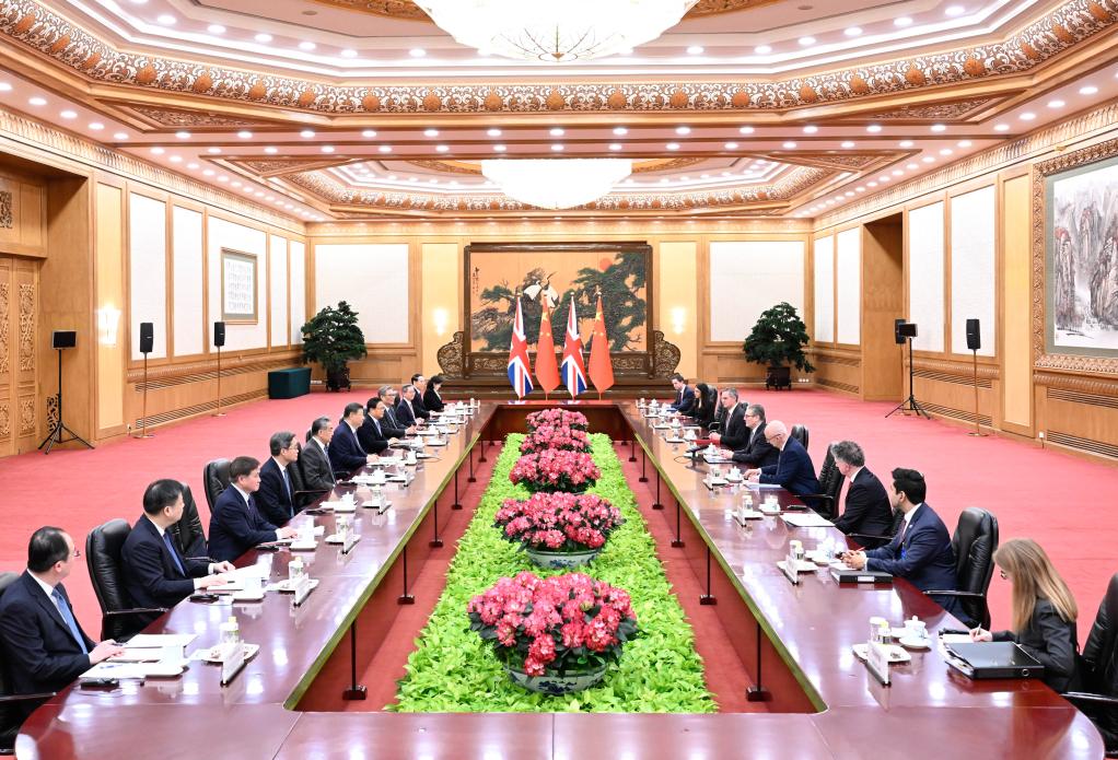 习近平呼吁中英共同维护和践行真正的多边主义。