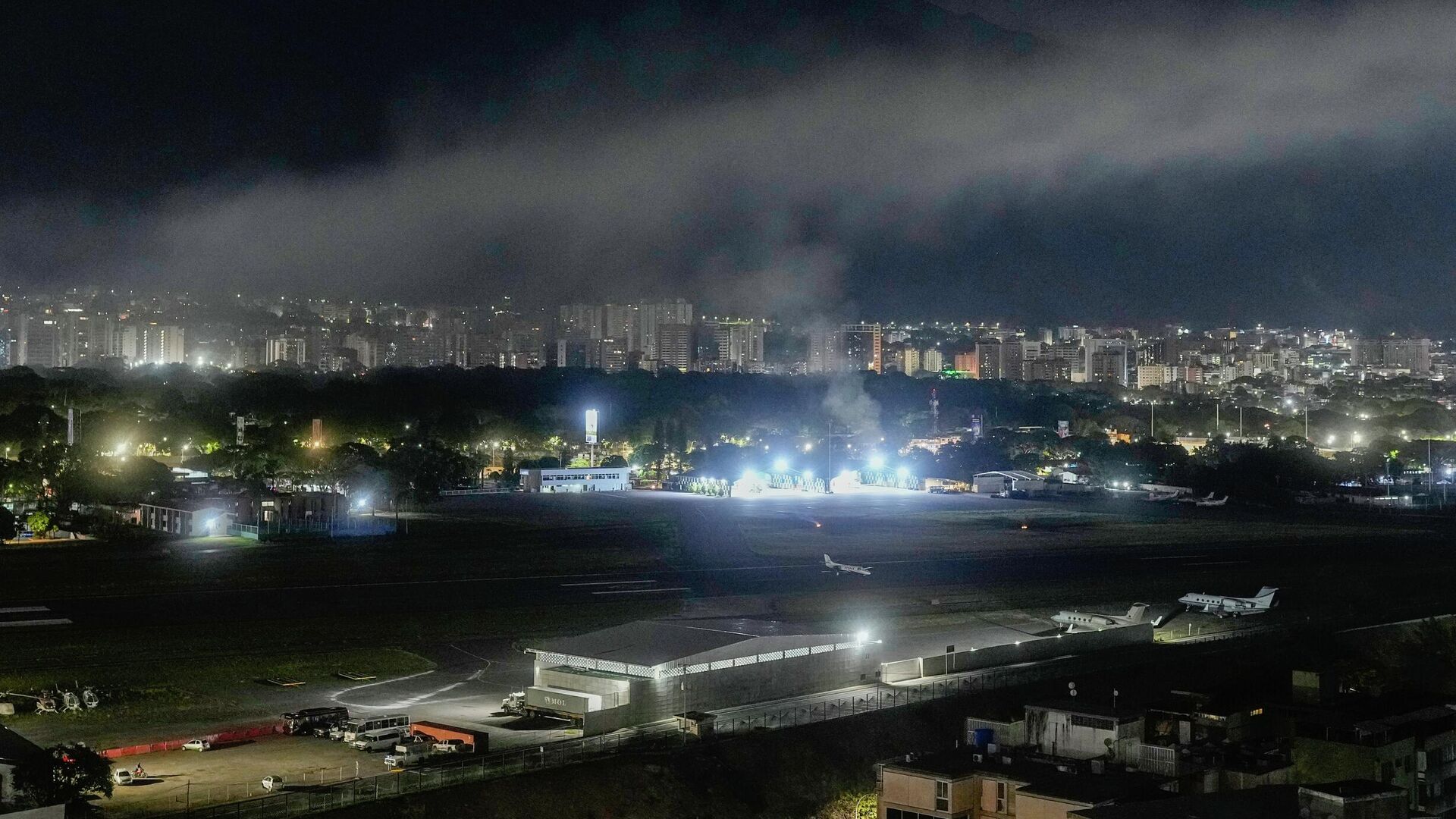 美国袭击了委内瑞拉境内的目标，导致加拉加斯发生爆炸。
