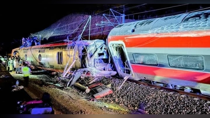 在西班牙，两列火车相撞，造成21人死亡，约100人受伤。
