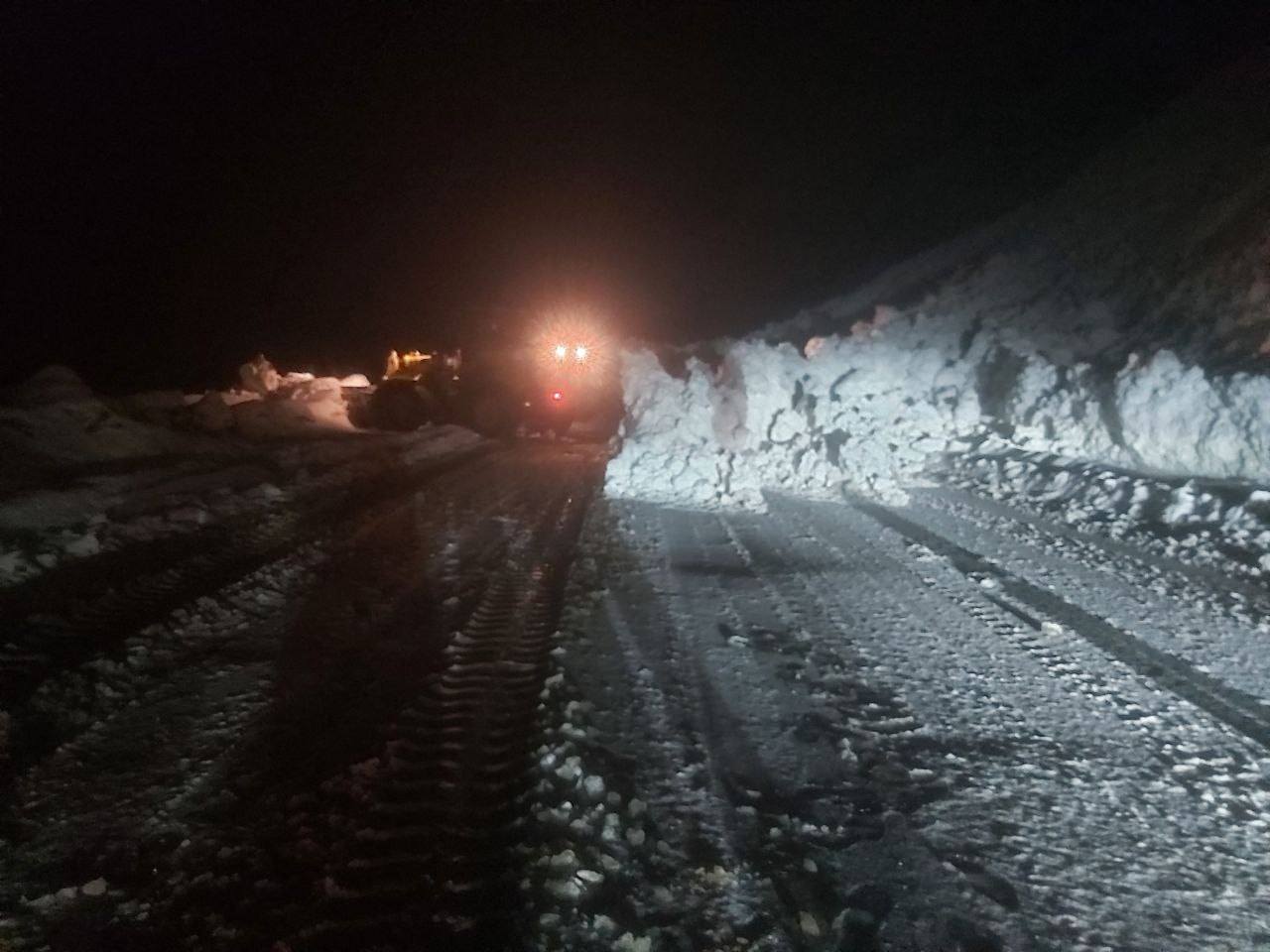 由于瓦尔佐布地区发生 29 起雪崩,杜尚别-恰诺克公路封闭。
