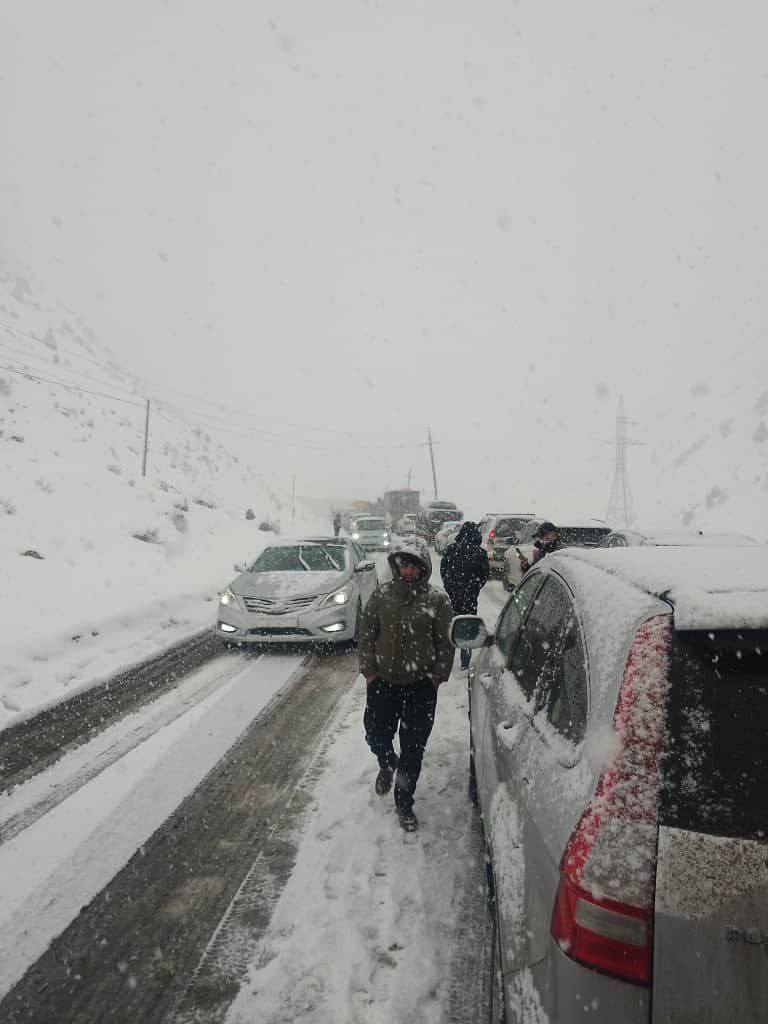 杜尚别-恰纳克公路因大雪交通受阻。