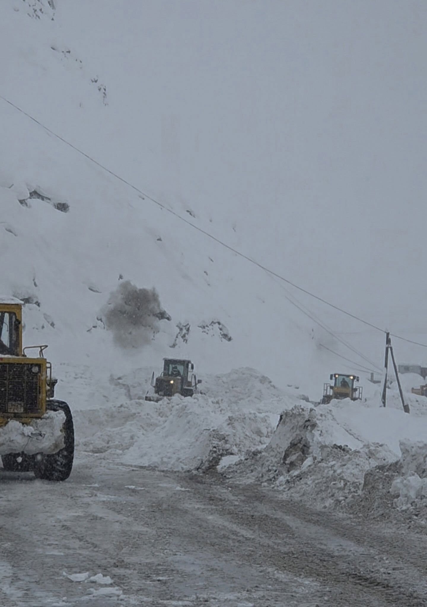 由于雪崩，杜尚别-恰纳克公路交通暂时封闭。