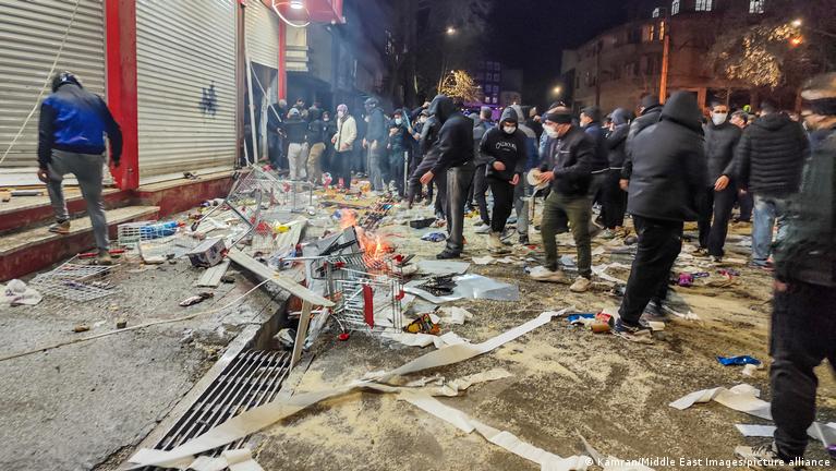 伊朗大规模抗议活动持续：至少45人死亡，全国与互联网隔绝