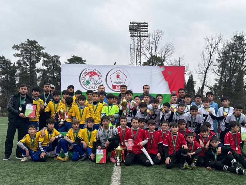 来自伊斯塔拉夫尚的小学生赢得了全国“皮革球”锦标赛冠军。
