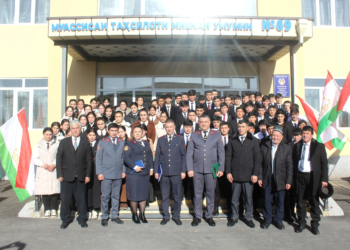 在伊斯塔拉夫尚，100多名学生在仪式上领取了护照。