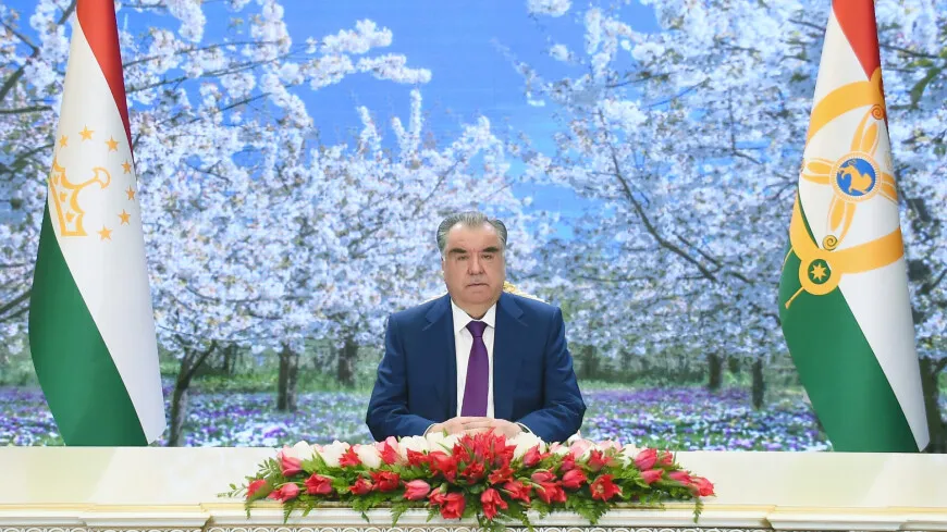 埃莫马利·拉赫蒙向塔吉克斯坦公民祝贺古老的萨达节。