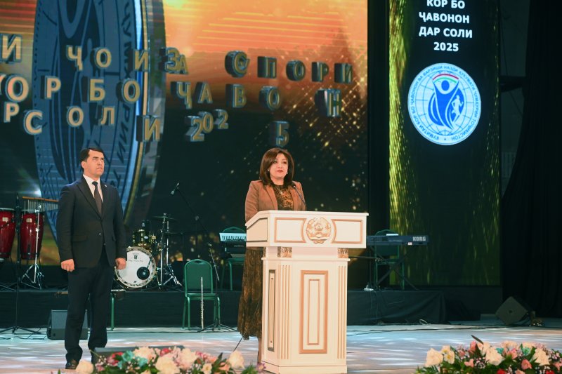 在杜尚别，2025年度优秀青年工作者获得了表彰。