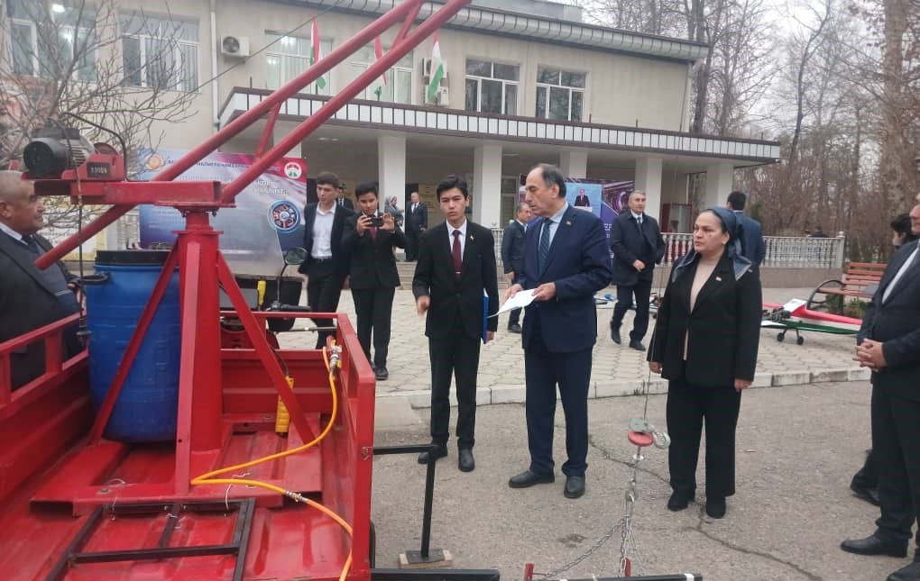 在杜尚别举办了一场青年交通工程师作品展。