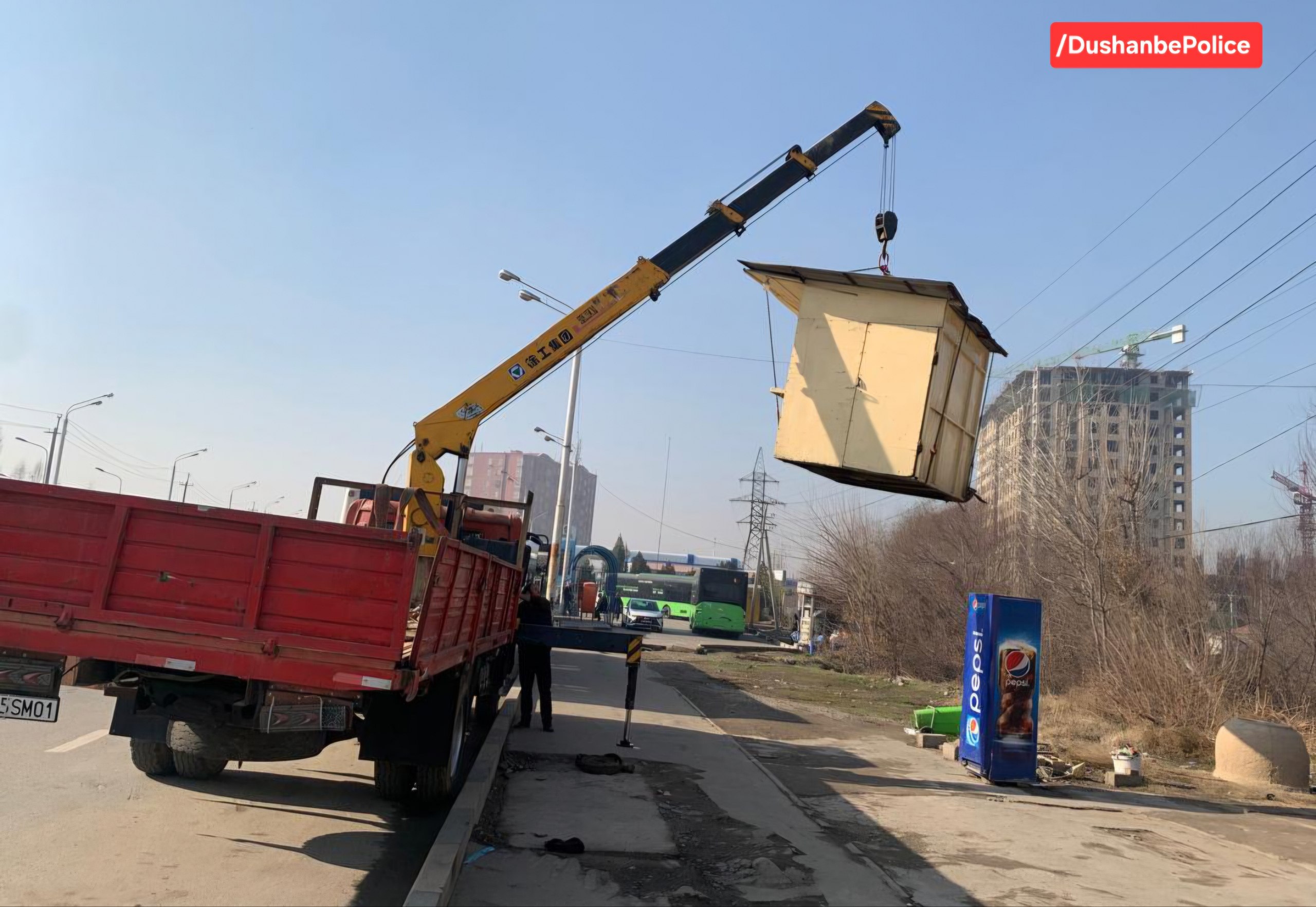 杜尚别市拆除了非法小型零售场所。