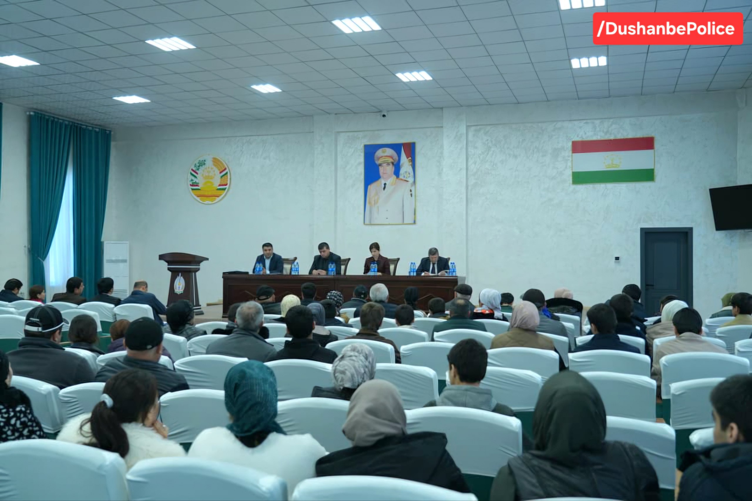 在杜尚别举行的一次流动法庭听证会后，数十名家长被处以罚款。
