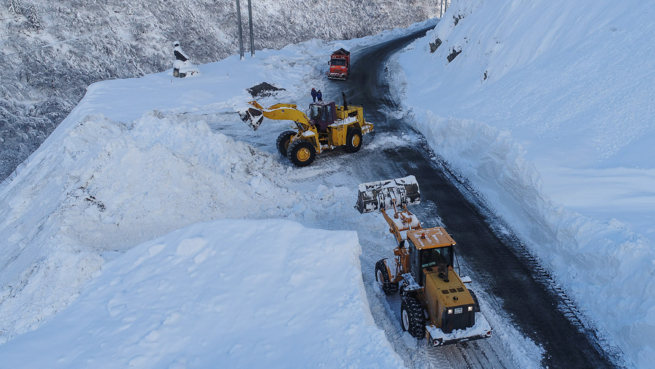 气温波动增加了塔吉克斯坦道路上发生雪崩的风险。