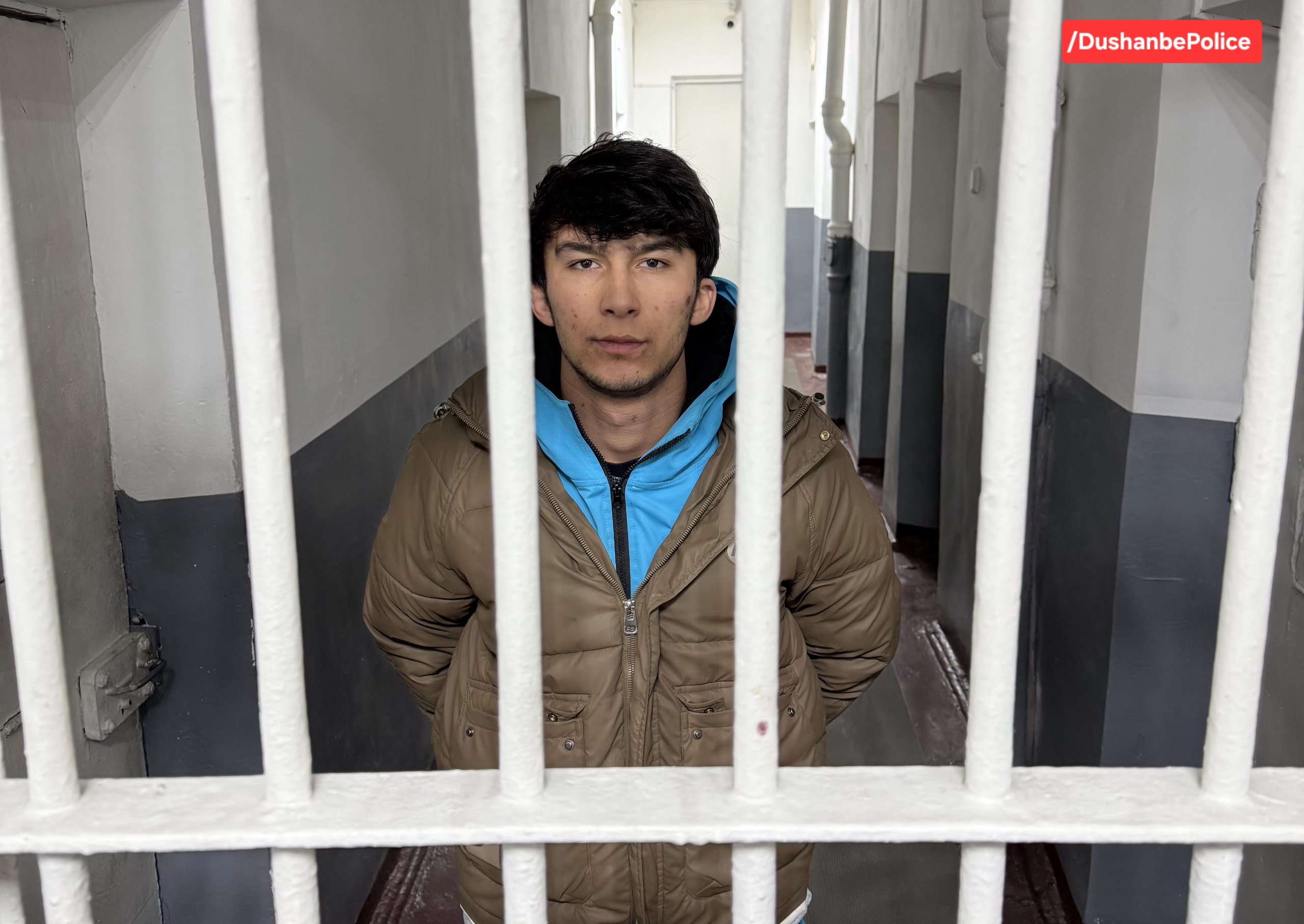 一名年轻男子因携带刀具和精神药物在杜尚别被捕。